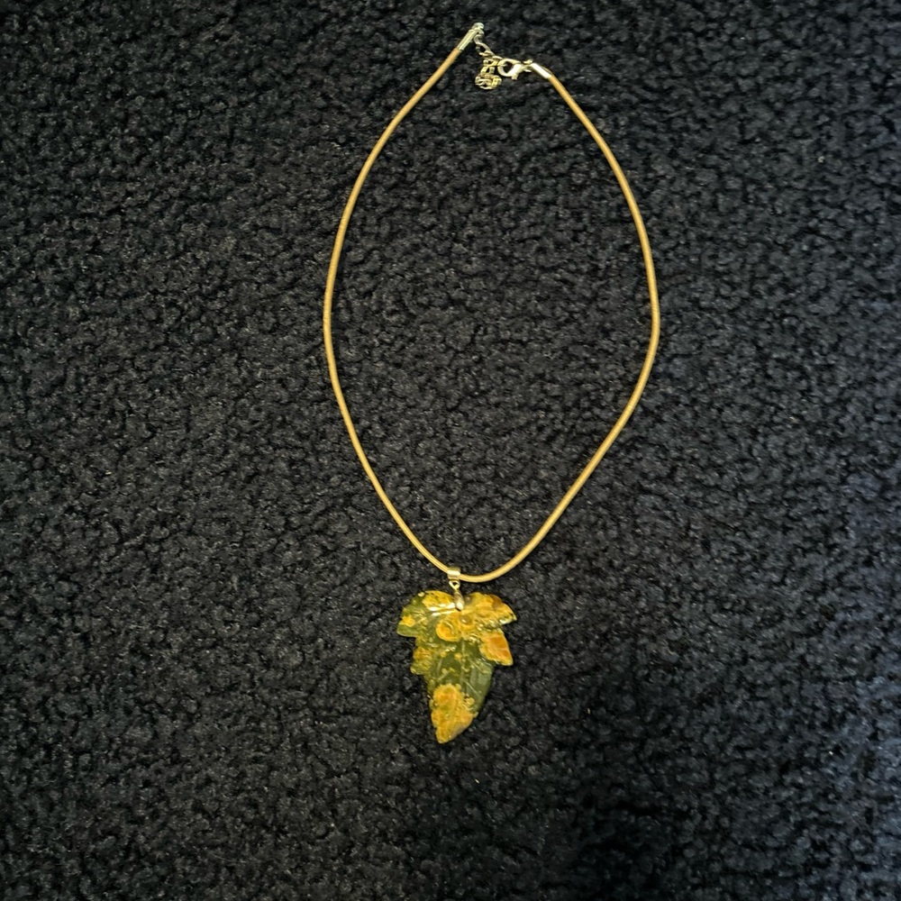 Necklace  🍁 leaf 🍁 shaped pendant necklace. - Picture 6 of 8